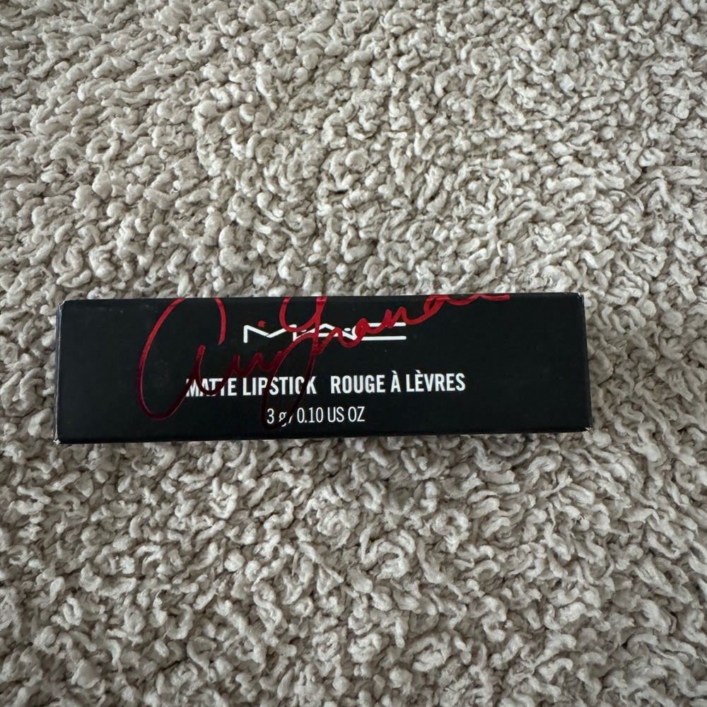 Ariana Grande Viva glam 2